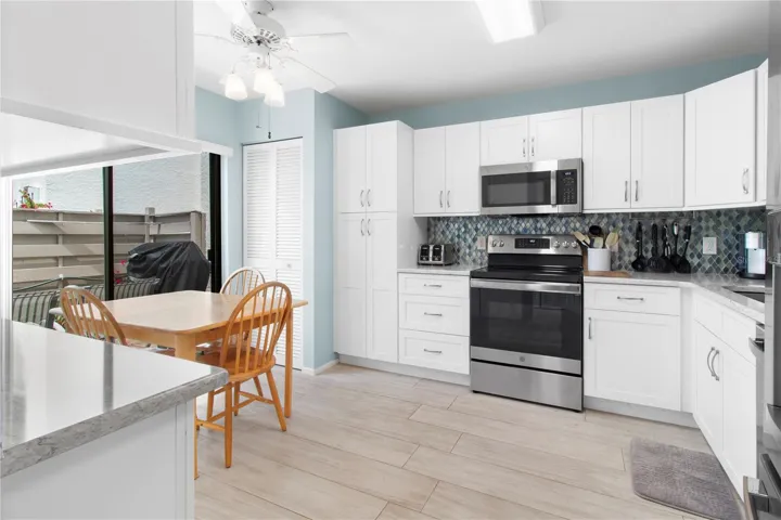 Lovely eat in kitchen.