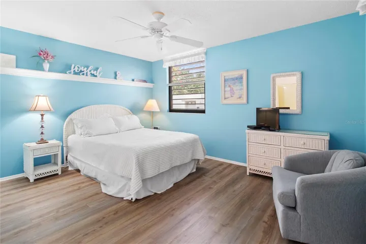 Guest bedroom.