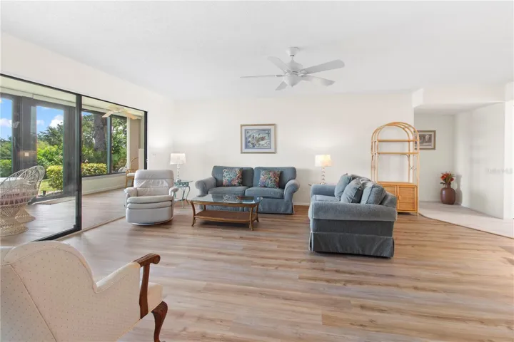Beautiul large living room.