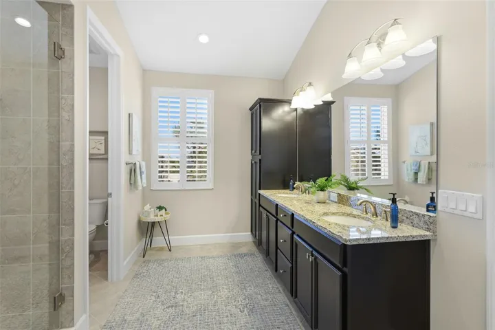 Primary suite private bath