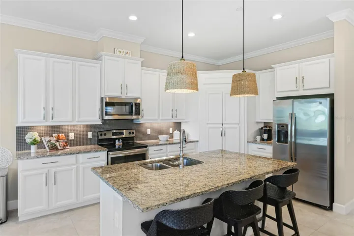Spacious kitchen with granite counters, breakfast bar, pantry