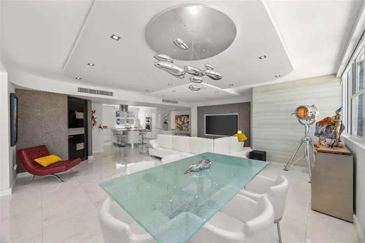 Fluid connection between kitchen, dining, and living areas