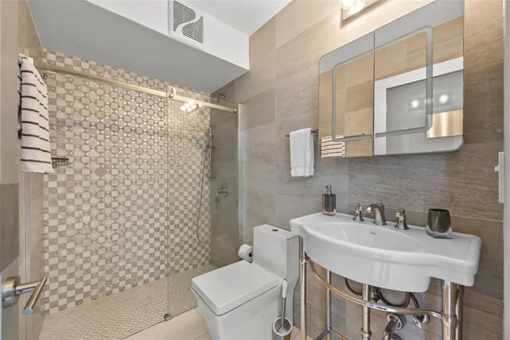 Well-appointed full guest bathroom