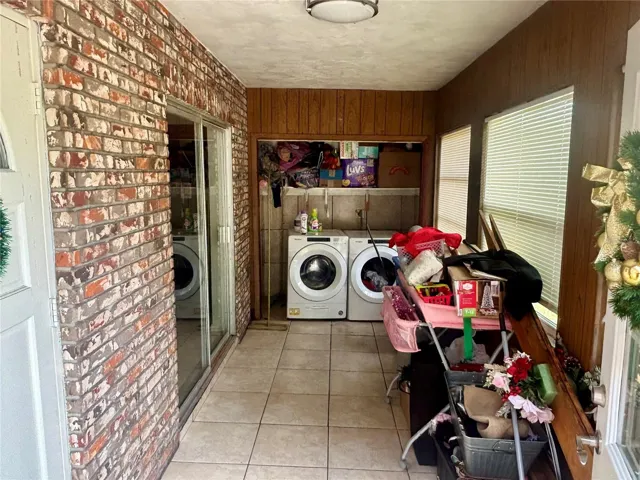 entry way/Laundry