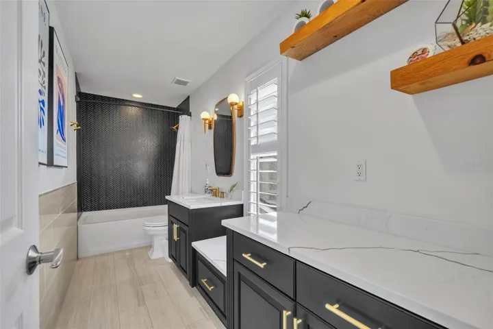 Full bathroom 4