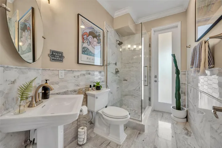 Full bathroom 2