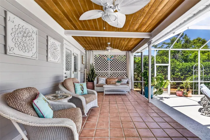 Large lanai for relaxing and enjoying
