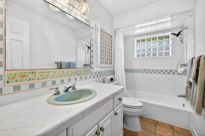 2nd bathroom w/tub & shower