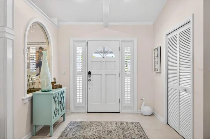 Large entry w/coat closet