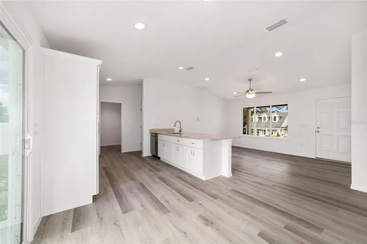 KITCHEN/DINING AREA