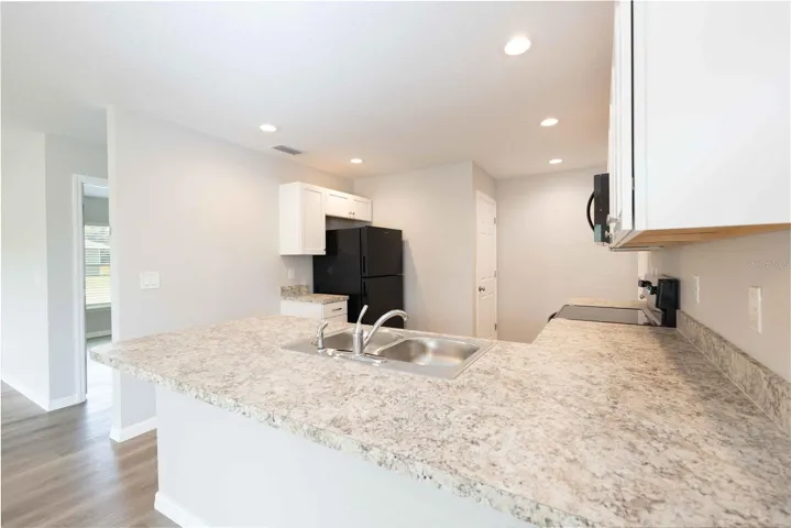 Large counter space of the kitchen