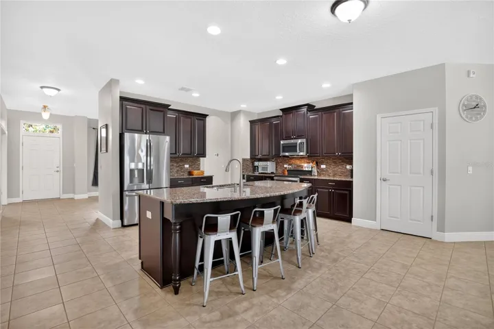 Kitchen Island/Breakfast Bar