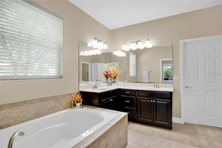 Primary Bath/Garden Tub/Dual Sinks