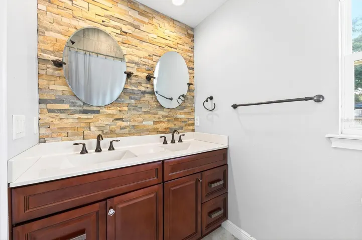 Primary en-suite bath.