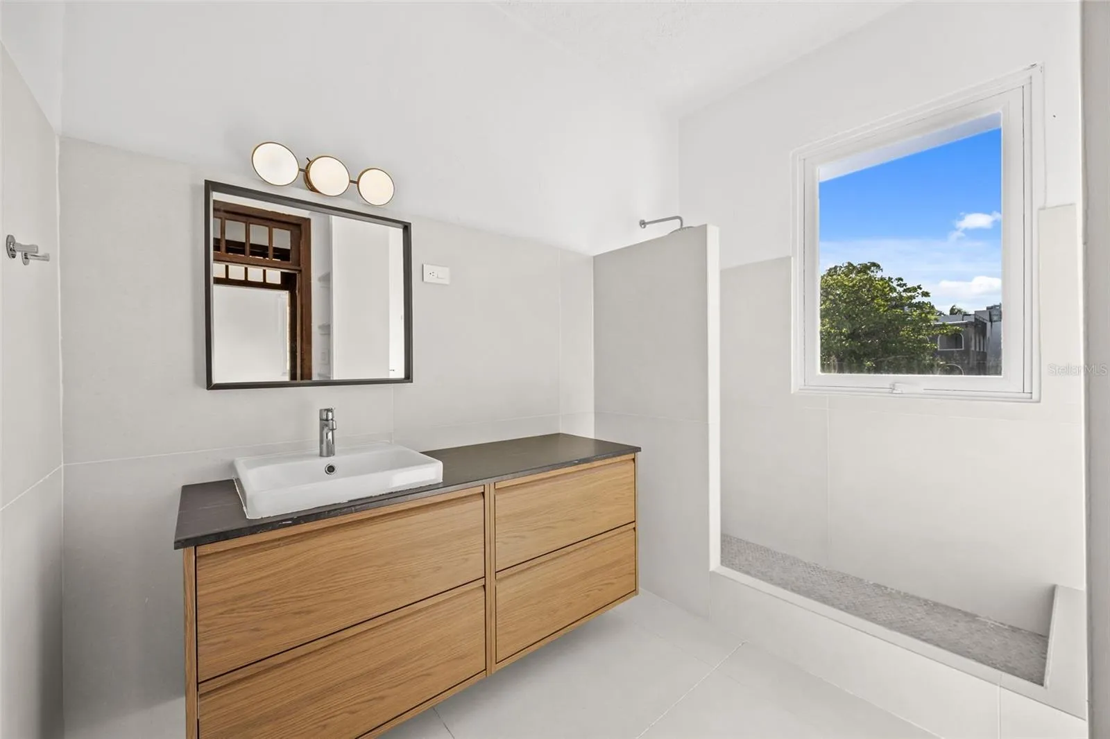 652 Hernandez second floor master bathroom