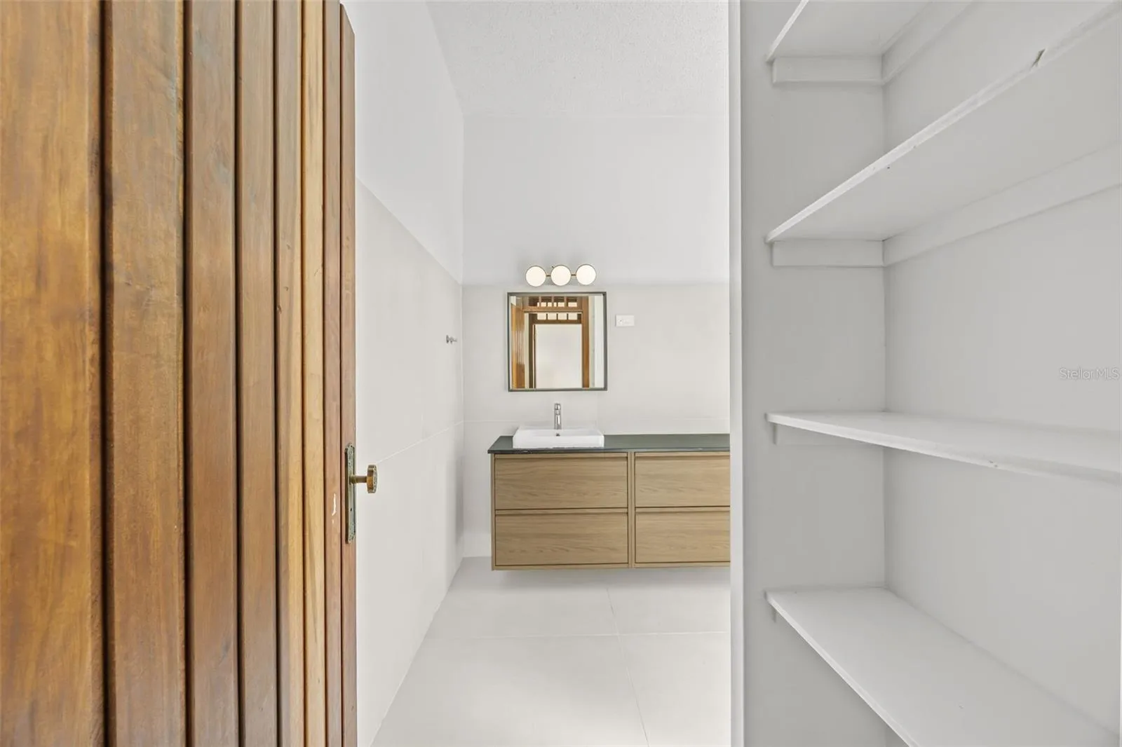 652 Hernandez second floor master bathroom
