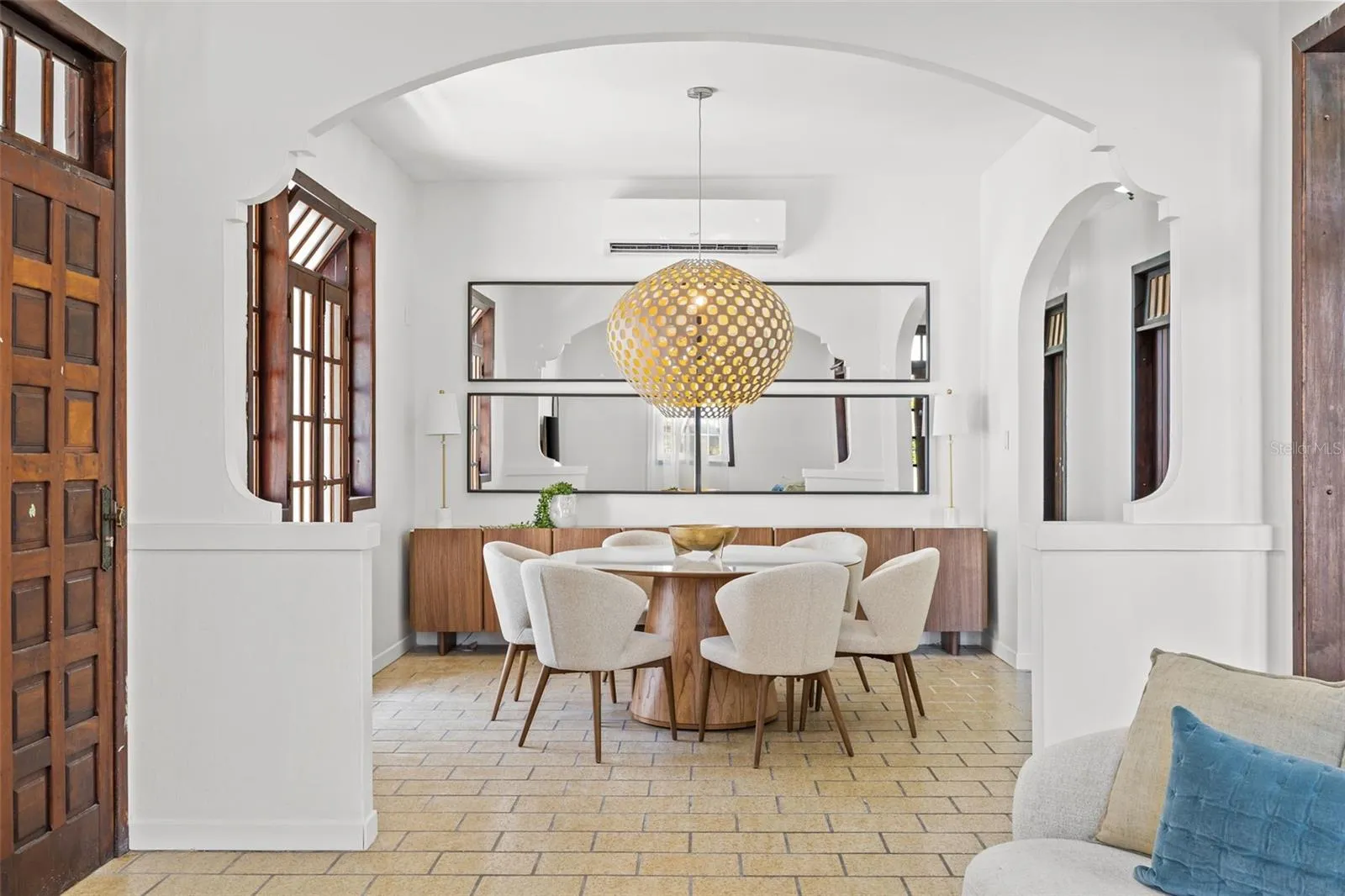 652 Hernandez dining room