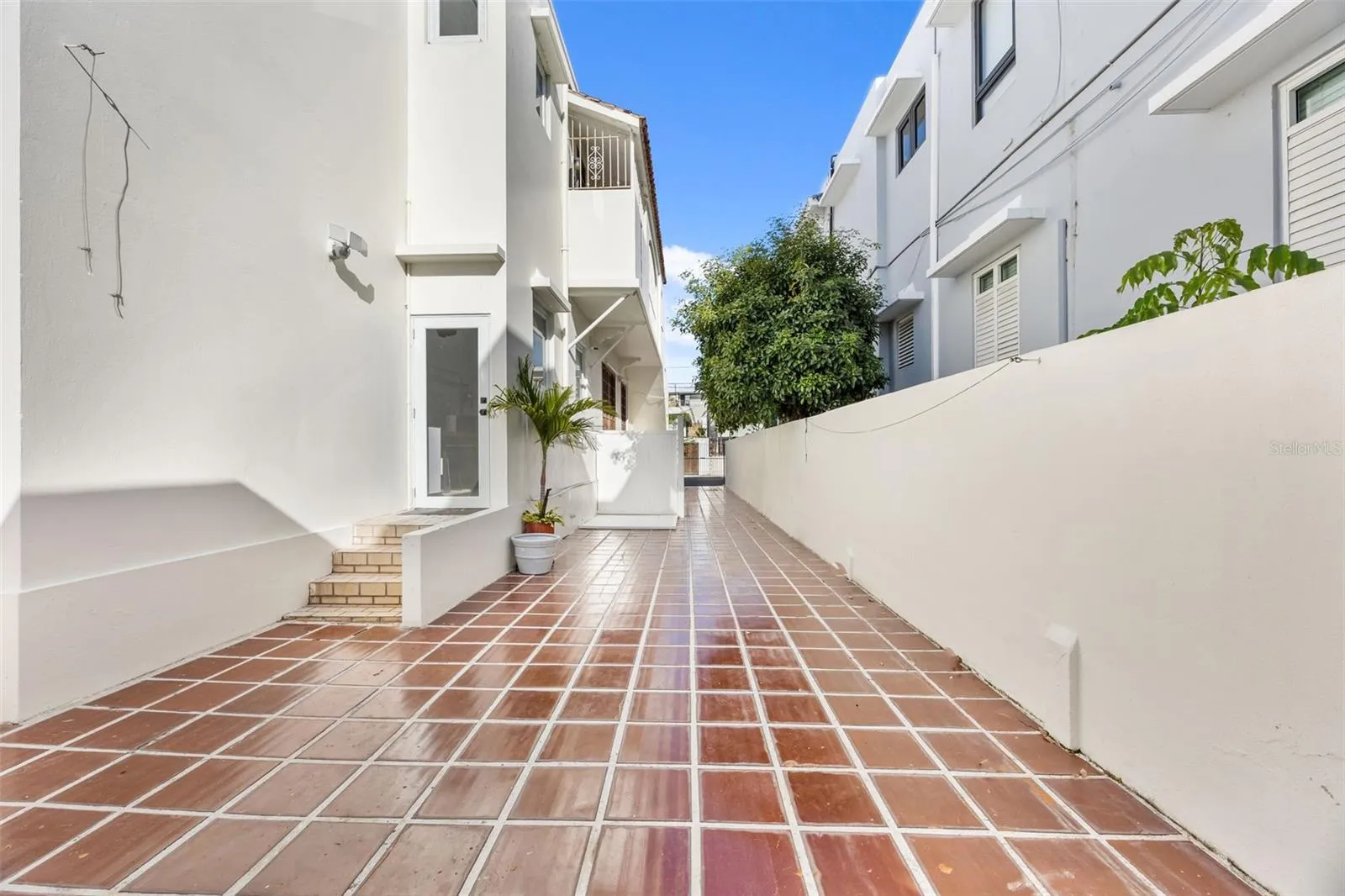652 Hernandez exterior parking