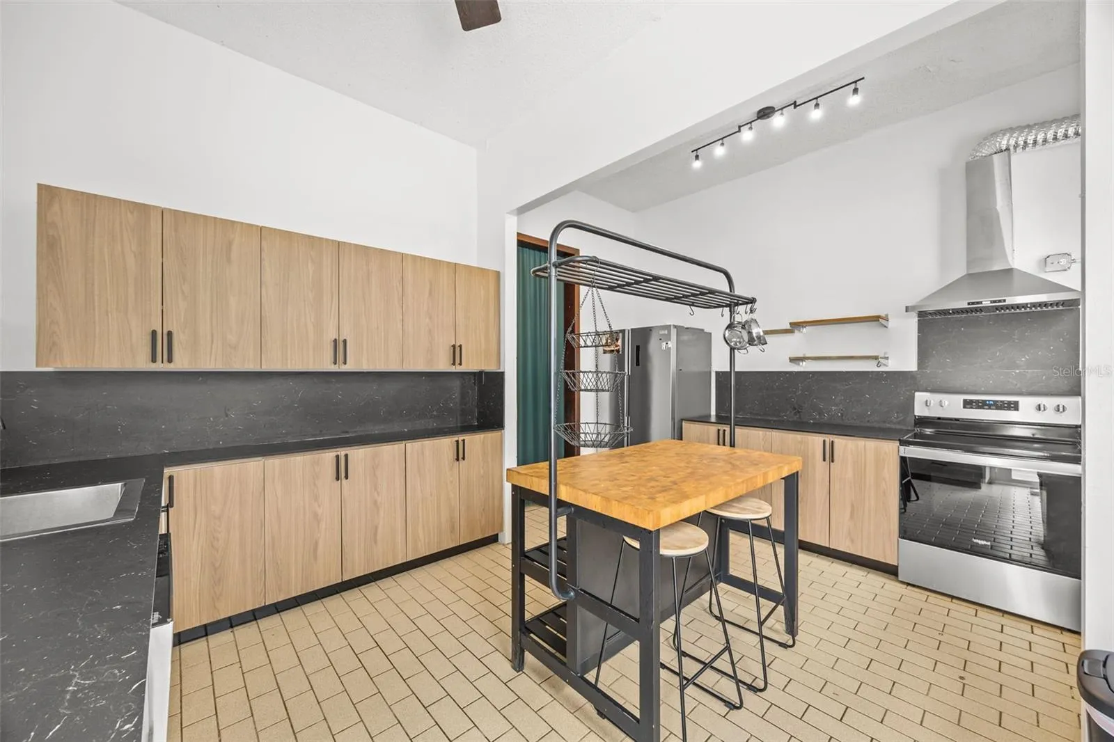 652 Hernandez Kitchen 1st Floor