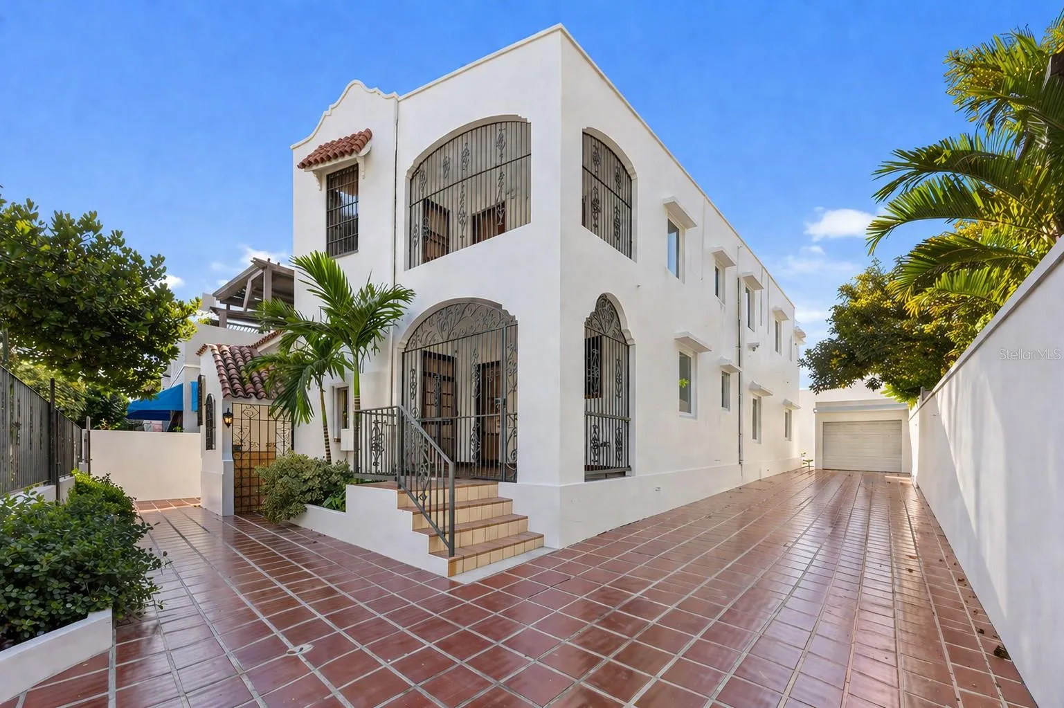 652 Hernandez exterior right side