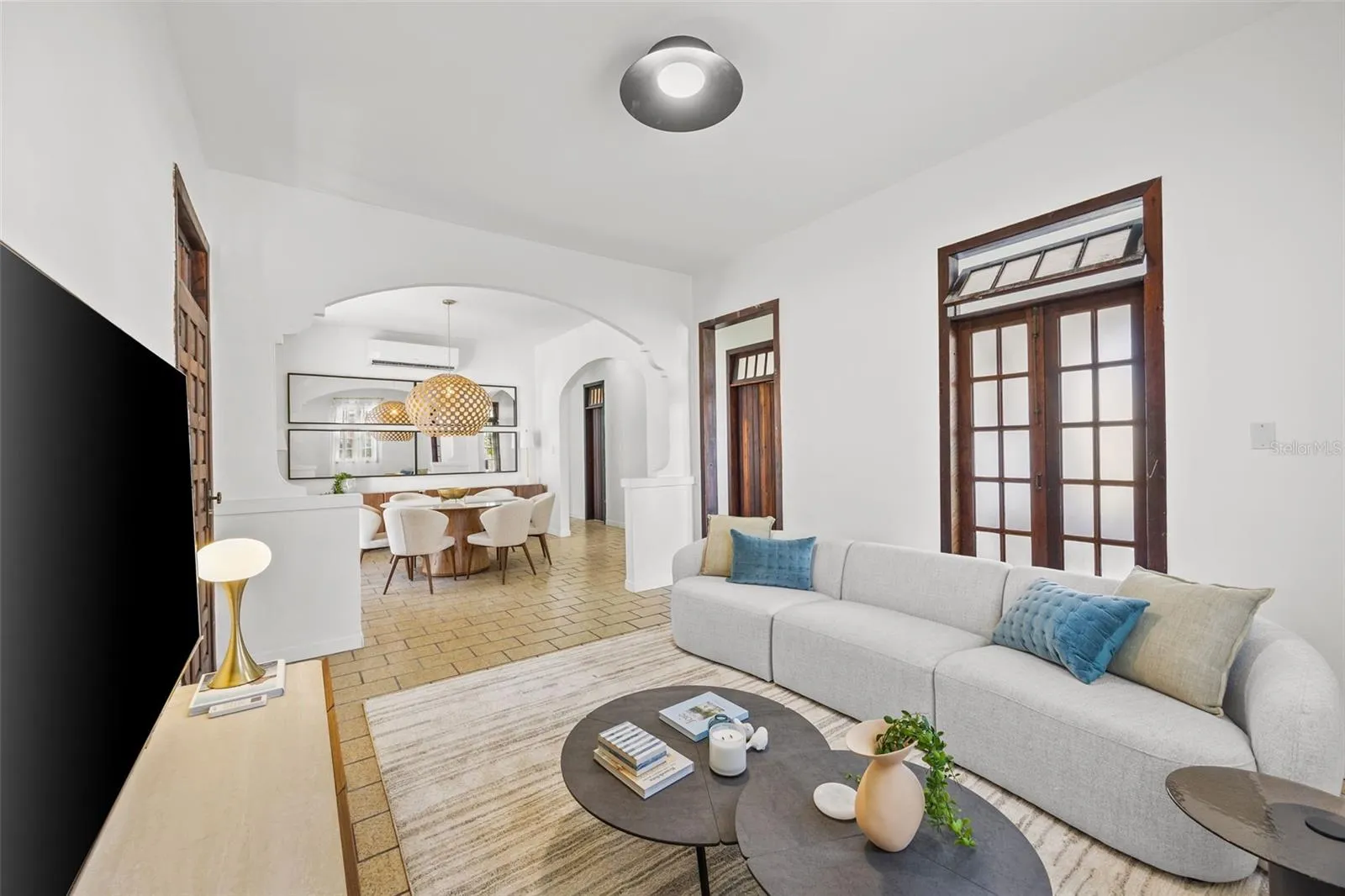 652 Hernandez living room