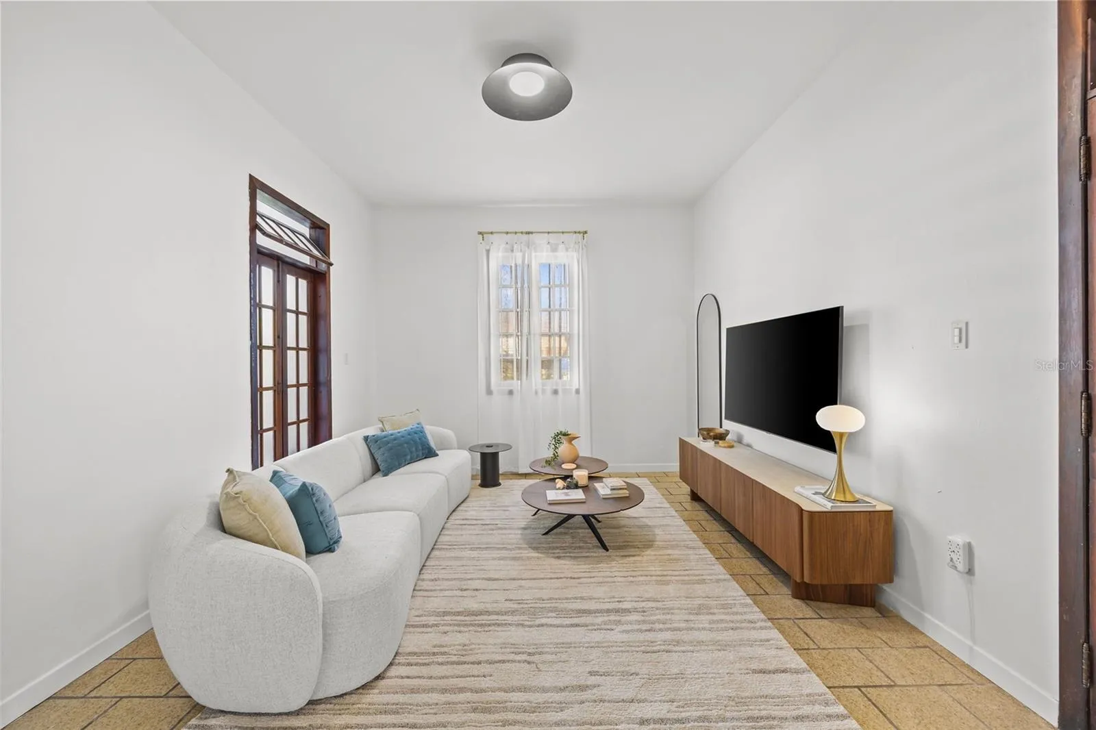 652 Hernandez living room