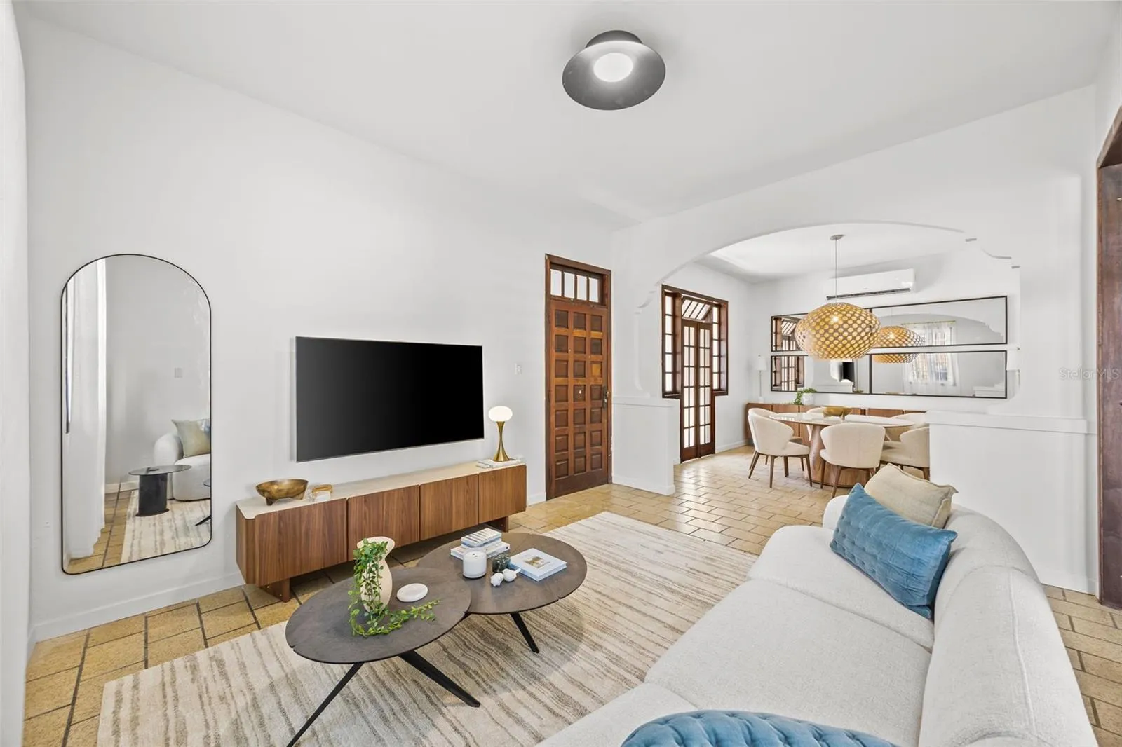 652 Hernandez living room