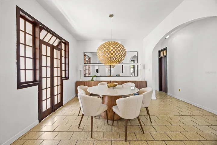 652 Hernandez dining room