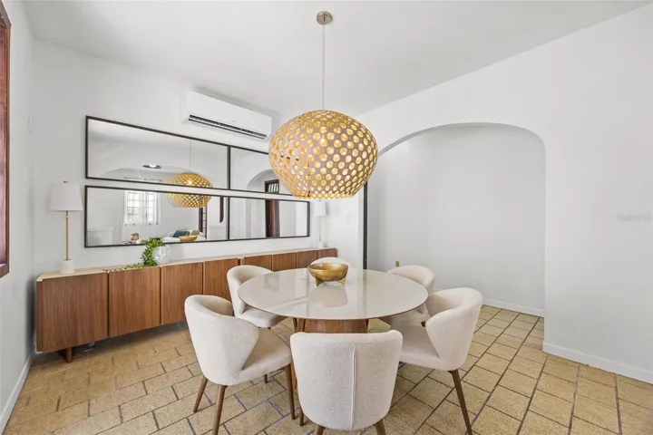 652 Hernandez dining room