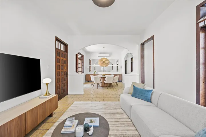 652 Hernandez living room