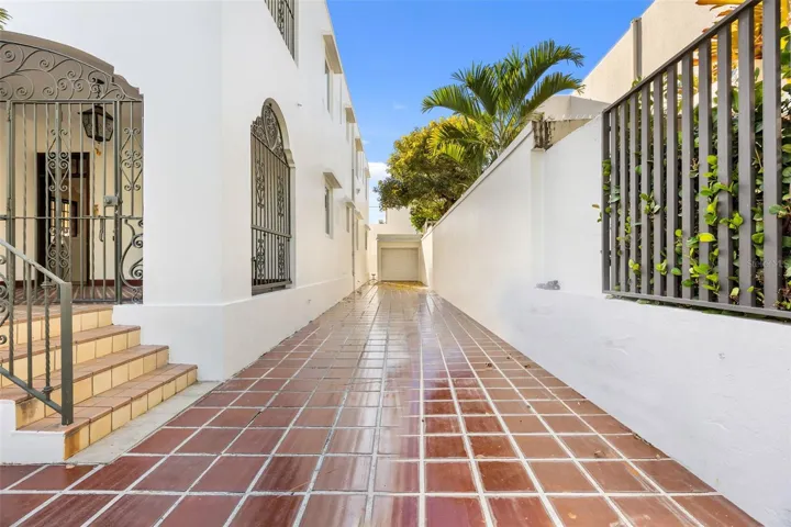 652 Hernandez exterior right side parking