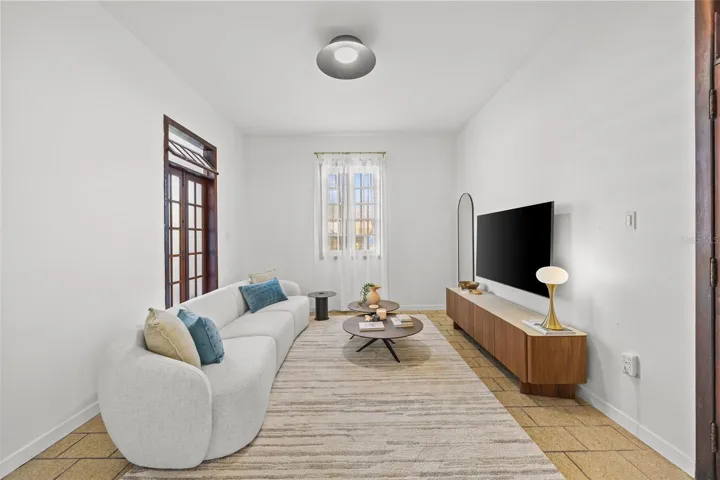 652 Hernandez living room