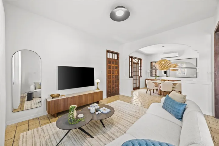 652 Hernandez living room