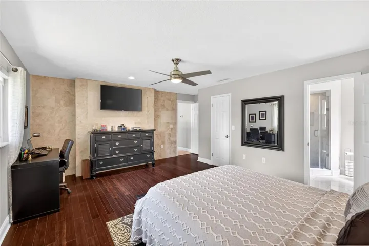 Travertine tile accent wall in primary