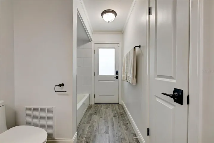 4th bathroom with access to the pool