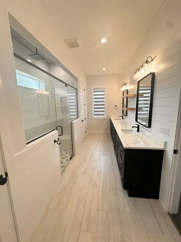 Primary en suite bathroom.