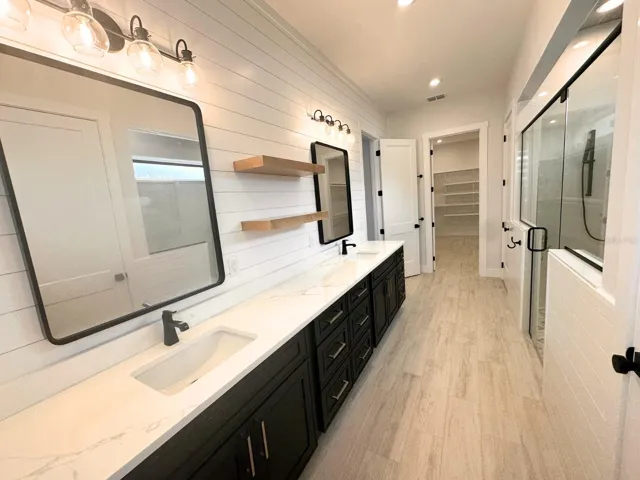 Primary en suite bathroom.