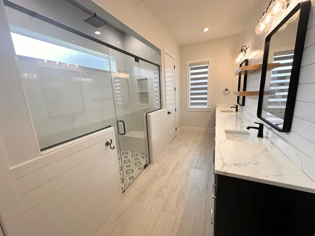 Primary en suite bathroom.