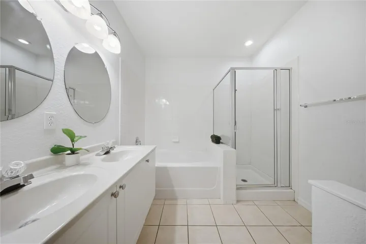Primary en-suite bath with plenty of space!