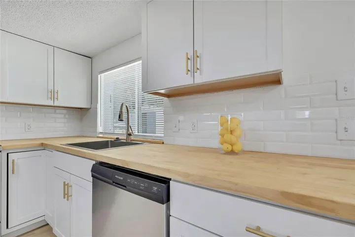 BUTCHER BLOCK COUNTER TOPS