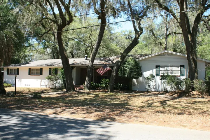CLOSE TO UF CAMPUS