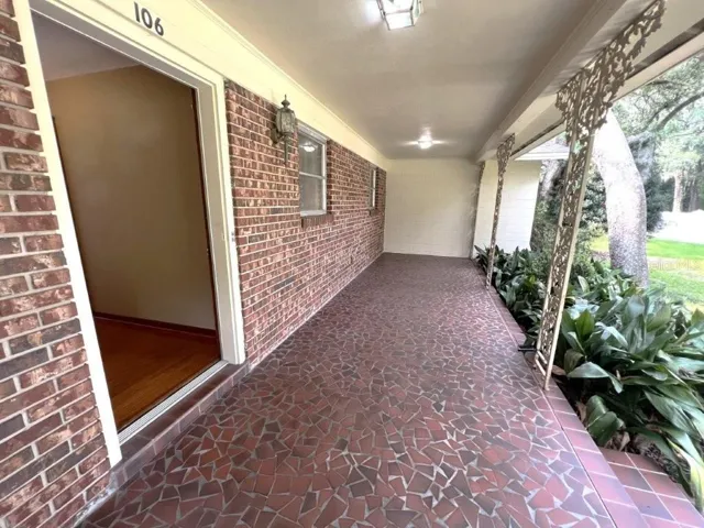 COVERED FRONT PORCH