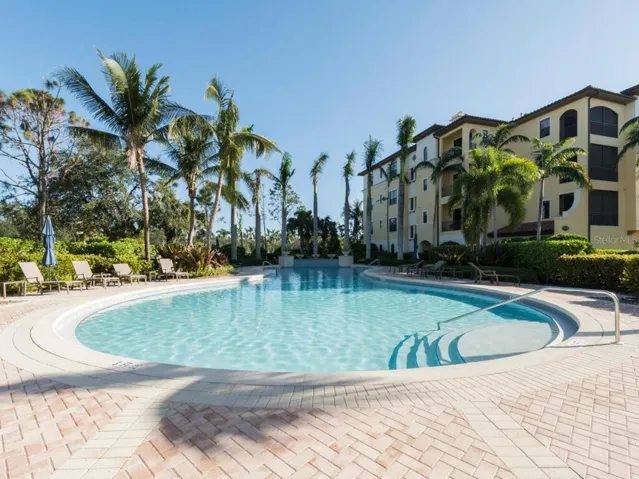 Marquesa community pool area