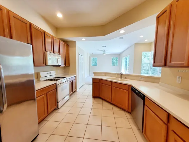 Large Kitchen with Lots of Cabinets and Counter Space