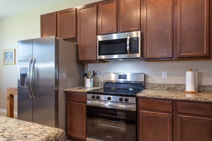 Upgraded wooden cabinets-plenty of storage