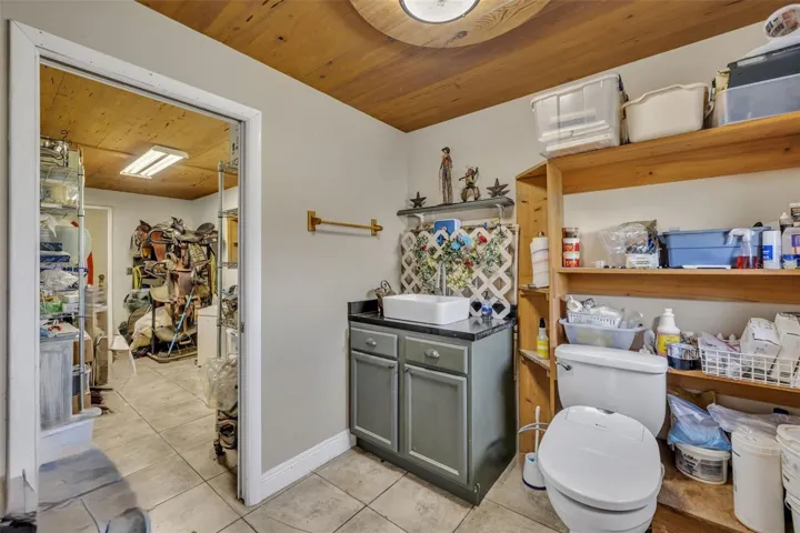 Loft barn- air-conditioned tack room & 1/2 bathroom