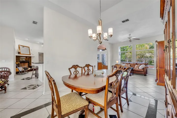 Dining room with access from the kitchen