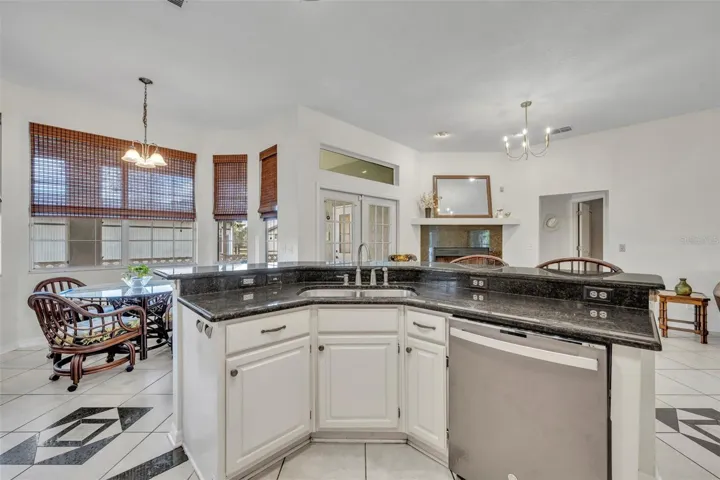 Kitchen with dinette / breakfast nook
