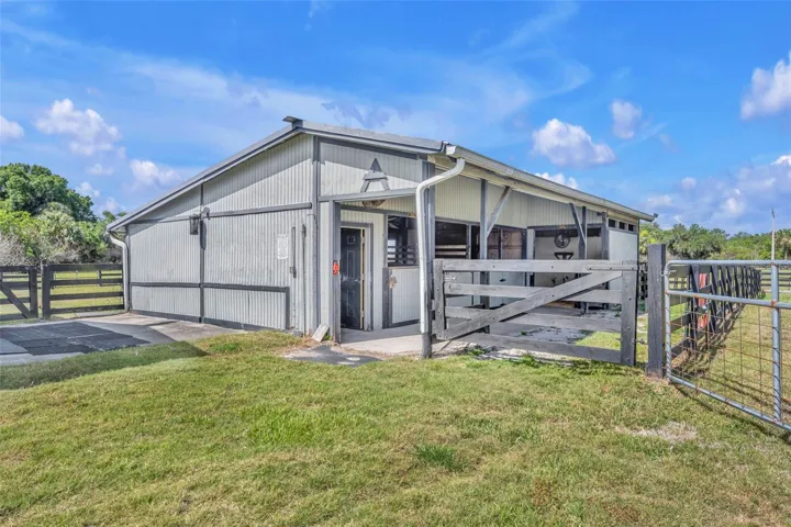 5 stall horse barn