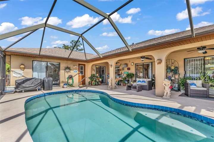 POOL AND BIG LANAI LOTS OF COVERED SPACE